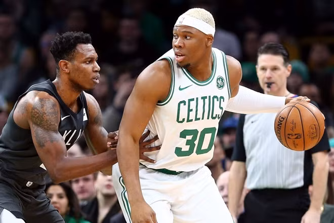 Yabusele (số 30) từng chơi cho Boston Celtics tại NBA trước khi gia nhập CBA đầu năm nay.