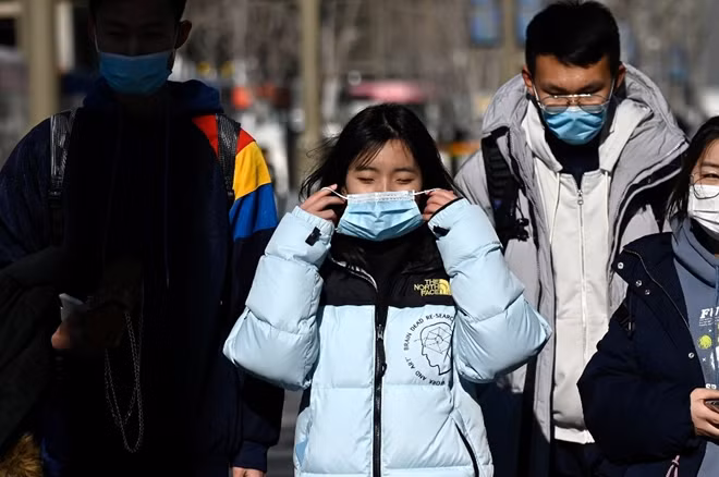Người dân Bắc Kinh đeo khẩu trang tại nơi công cộng hôm 31/12. (Ảnh: Getty)