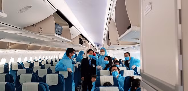 Công dân Việt Nam lên máy bay về nước. (Ảnh: BNG)
