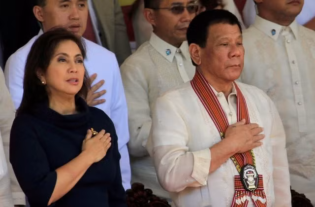 Tổng thống Philippines Duterte (phải) và Phó tổng thống Robredo tại Học viện Cảnh sát Philippines ngày 24-3-2017. (Ảnh: Reuters)