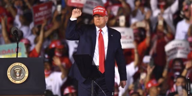 Ông Trump tại cuộc vận động tranh cử ở Florida tối 1/11. (Ảnh: Reuters)