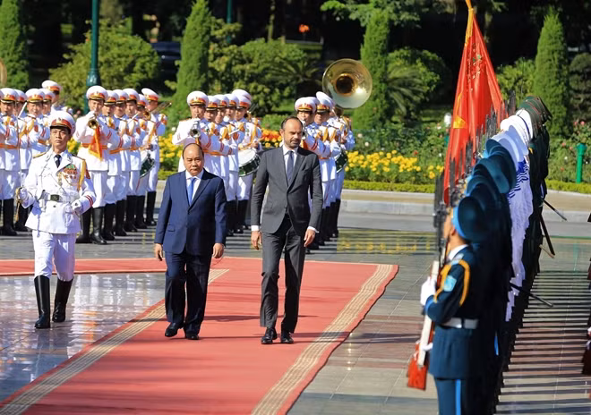 Thủ tướng Nguyễn Xuân Phúc và Thủ tướng Pháp Édouard Philippe duyệt đội danh dự Quân đội nhân dân Việt Nam.