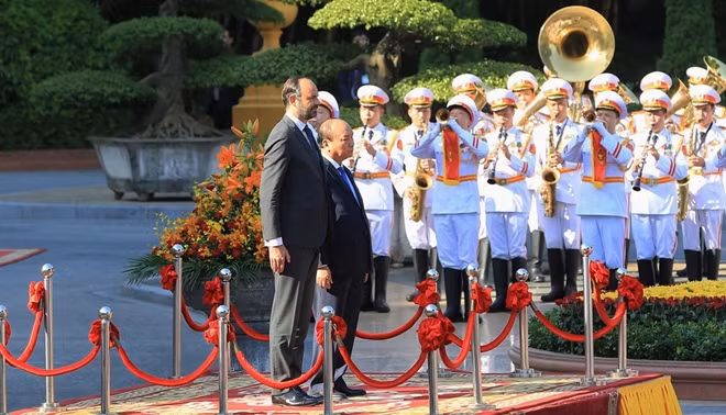 Chuyến thăm diễn ra đúng vào dịp kỷ niệm 45 năm thiết lập quan hệ ngoại giao và 5 năm quan hệ đối tác chiến lược Việt Nam-Pháp.