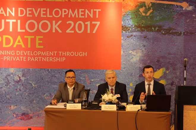 Từ trái qua: Ông Đặng Hữu Cư, cán bộ cấp cao phụ trách quan hệ đối ngoại của ADB tại Việt Nam; Ông Eric Sidgwick, Giám đốc Quốc gia của ADB tại Việt Nam; Ông Aaron Batten, chuyên gia kinh tế của ADB. (Ảnh: Trung Nguyễn)