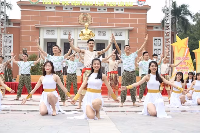 Trong những điệu nhảy sôi động và đẹp mắt, các nữ sinh của Học viện ANND cho thấy rằng ngoài học tập và rèn luyện, họ cũng rất năng động, tự tin trong các hoạt động phong trào.