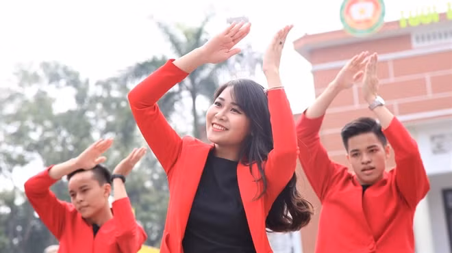 Với trang phục bắt mắt cùng những điệu nhảy sôi động, các bạn sinh viên đã thể hiện được sức trẻ, sự nhiệt huyết và sáng tạo của mình.