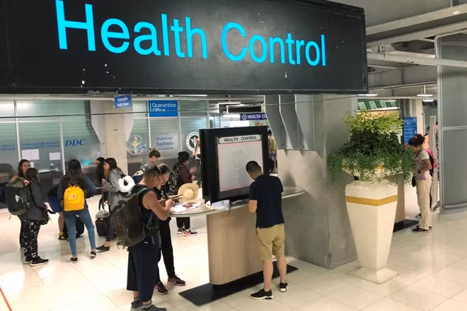 Hiện các nước trong khu vực cũng tăng cường các biện pháp đề phòng virus xâm nhập. (Ảnh: Reuters)