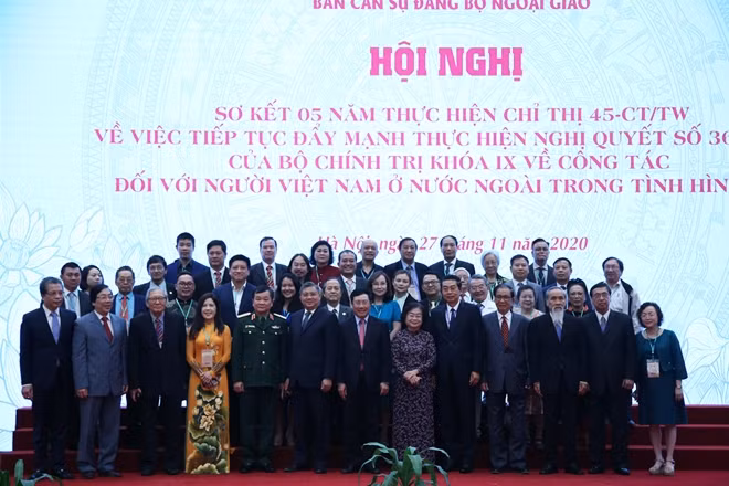 Phó Thủ tướng, Bộ trưởng Bộ Ngoại giao Phạm Bình Minh, các vị lãnh đạo cùng kiều bào chụp ảnh lưu niệm.