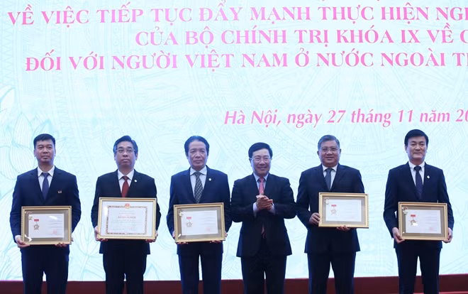 Phó Thủ tướng, Bộ trưởng Bộ Ngoại giao Phạm Bình Minh trao Bằng khen và Kỷ niệm chương vì sự nghiệp Ngoại giao cho các tập thể và cá nhân.