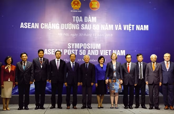 Các đại biểu tham dự tọa đàm chụp ảnh chung.