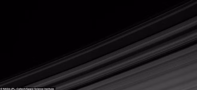 Dữ liệu từ chuyến hành trình cuối cùng của tàu vũ trụ Cassini sẽ giúp các nhà khoa học ước lượng chính xác hơn nguồn gốc và tuổi của sao Thổ.