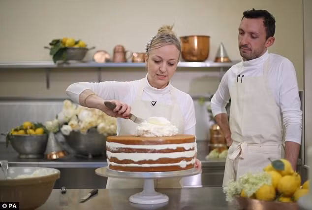 Claire Ptak, chủ tiệm bánh Violet Bakery tại London là thợ bánh được vị hôn thê của hoàng tử Harry đích thân "chọn mặt gửi vàng" để làm chiếc bánh cưới cho cặp đôi. Claire Ptak, chủ tiệm bánh Violet Bakery tại London là thợ bánh được vị hôn thê của hoàng tử Harry đích thân "chọn mặt gửi vàng" để làm chiếc bánh cưới cho cặp đôi.