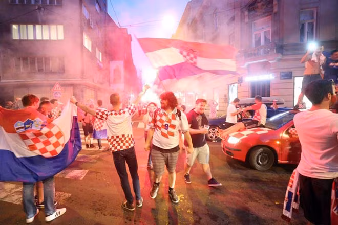 Tại thủ đô Zagreb, dường như việc Croatia không giành được chiến thắng không làm ảnh hưởng tới không khí ăn mừng cuồng nhiệt của người dân nơi đây. Đối với họ, ngôi vị á quân cũng đã là một kỳ tích.