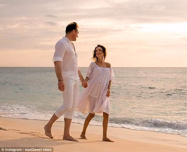 Will đều ghi chép lại những kỉ niệm ở từng địa điểm mà anh và Katya đặt chân tới, trong từng câu chữ, từng bức ảnh đều đầy ắp tình yêu thương mà hai người dành cho nhau.