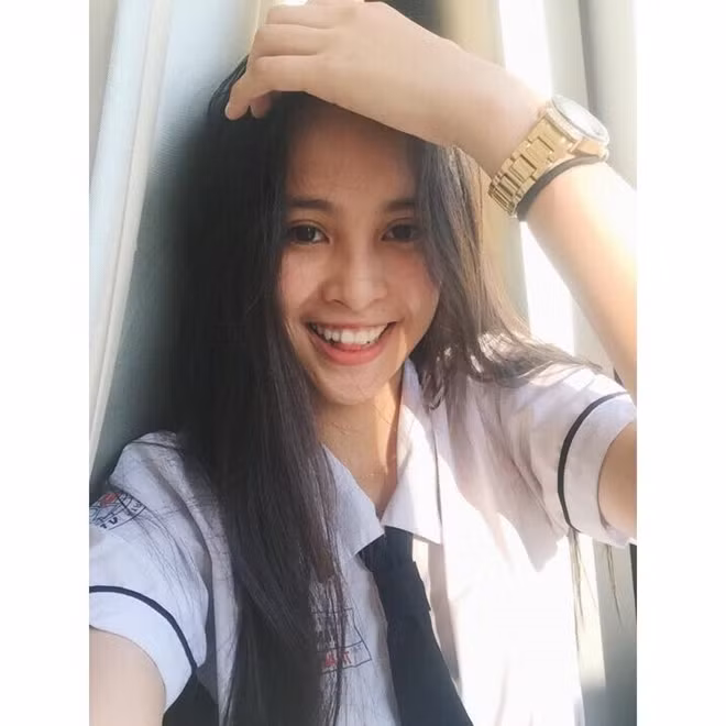 Tân Hoa hậu 10x gây thiện cảm với người đối diện bởi vẻ đáng yêu trong bộ đồng phục học sinh khi còn đang là một nữ sinh cấp 3.