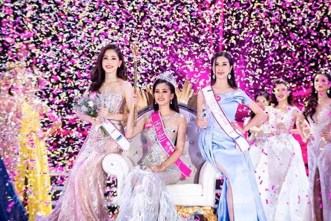 Trần Tiểu Vy đã vượt 43 thí sinh khác để đăng quang ngôi vị Hoa hậu Việt Nam 2018 trong đêm chung kết diễn ra vào tối 16-9 tại TP. Hồ Chí Minh.