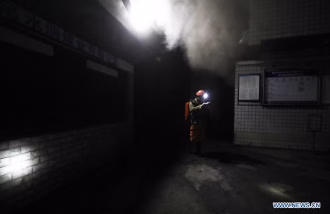 Nhân viên cứu hộ đo mật độ khí CO trong mỏ than Điếu Thuỷ Động hôm 4/12. (Ảnh: Tân Hoa Xã)