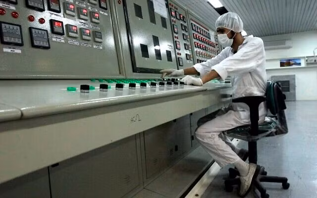Một nhân viên đang làm việc tại cơ sở chuyển đổi Uranium ngay bên ngoài thành phố Isfahan, Iran. (Ảnh: AP)