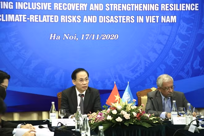 Thứ trưởng Bộ Ngoại giao Lê Hoài Trung và Điều phối viên thường trú Liên Hợp Quốc tại Việt Nam Kamal Malhotra tại Hội thảo.