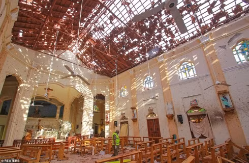 Cảnh tan hoang tại nhà thờ St. Sebastian sau vụ tấn công khủng bố tại thị trấn Negombo, phía bắc Colombo, Sri Lanka hôm 21-4. (Ảnh: Reuters)
