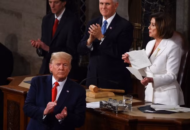 Chủ tịch Hạ viện Nancy Pelosi xé toạc bản sao bài phát biểu Thông điệp liên bang 2020 của Tổng thống Donald Trump. (Nguồn: Getty)