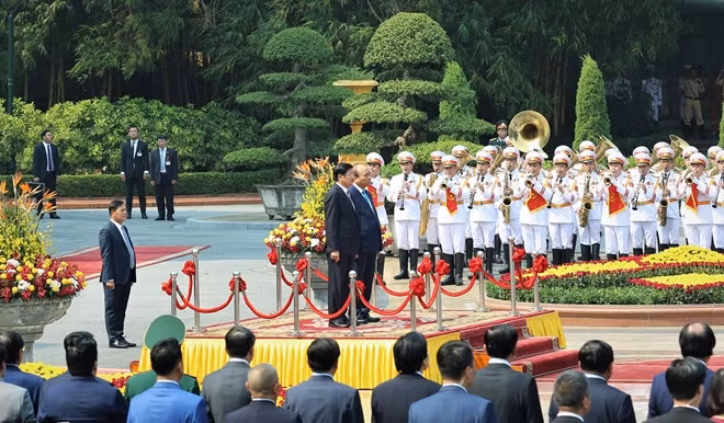 Nhận lời mời của Thủ tướng Nguyễn Xuân Phúc, Thủ tướng Chính phủ nước CHDCND Lào Thongloun Sisoulith và Phu nhân bắt đầu thăm chính thức Việt Nam từ ngày 1 đến ngày 3-10.