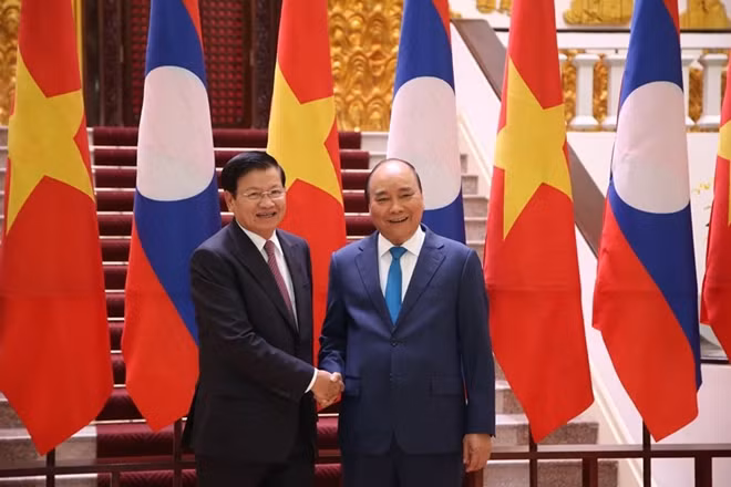 Thủ tướng Nguyễn Xuân Phúc và Thủ tướng Lào Thongloun Sisoulith tại lễ đón.