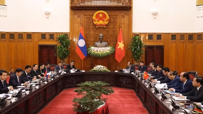 Thủ tướng Nguyễn Xuân Phúc hội đàm với Thủ tướng Thongloun Sisoulith.
