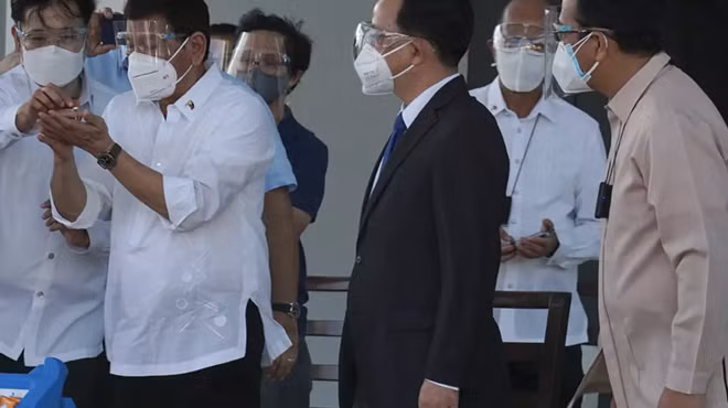 Tổng thống Philippines Rodrigo Duterte giám sát việc giao nhận những liều vaccine ngừa COVID-19 đầu tiên hôm 28/2. (Ảnh: Getty)