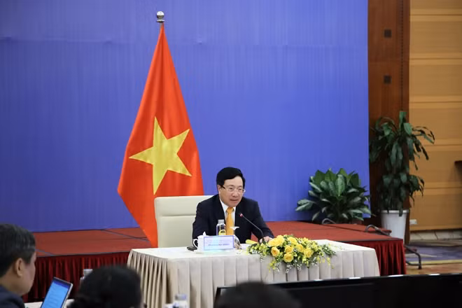 Ủy viên Bộ Chính trị, Phó Thủ tướng Chính phủ, Bộ trưởng Bộ Ngoại giao Phạm Bình Minh phát biểu tại Phiên họp.