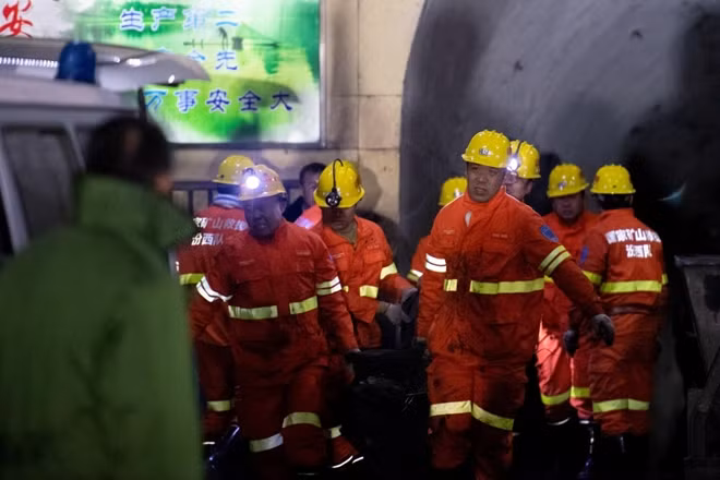 Lực lượng chức năng giải cứu người bị nạn sau vụ nổ (Ảnh: Reuters)