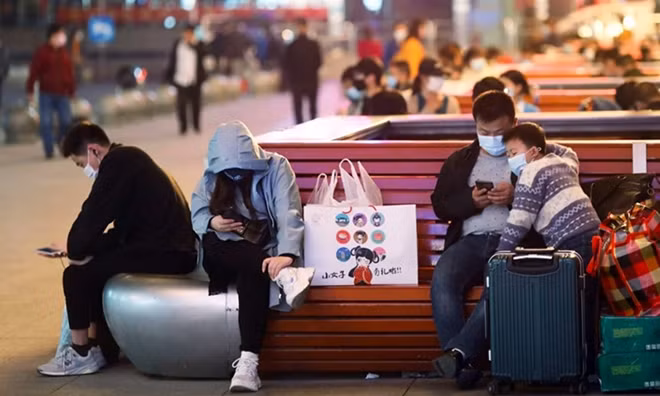 Nhiều người chờ tàu tại Ga Hán Khẩu để trở về nhà trong đêm 7/4. (Ảnh: SCMP)