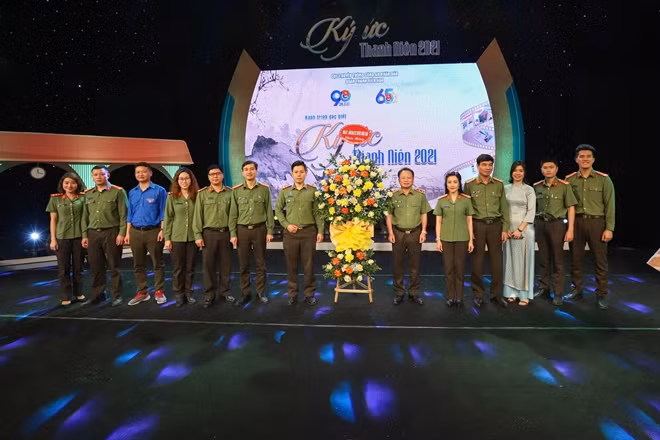 Đảng uỷ, lãnh đạo Cục Truyền thông CAND tặng hoa chúc mừng ĐTN Cục Truyền thông CAND.