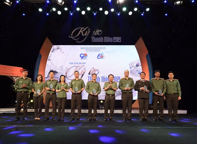 Ban tổ chức trao tặng kỷ niệm chương cho các thủ lĩnh ĐTN ba đơn vị thuộc Cục Truyền thông CAND qua các thời kỳ.