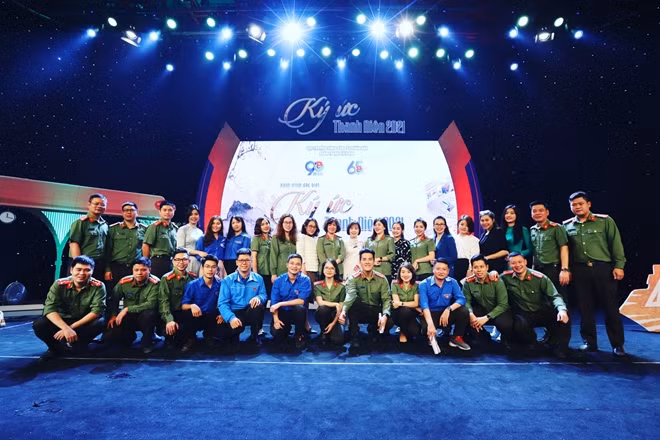 Đoàn viên, thanh niên Cục Truyền thông CAND chụp ảnh lưu niệm.