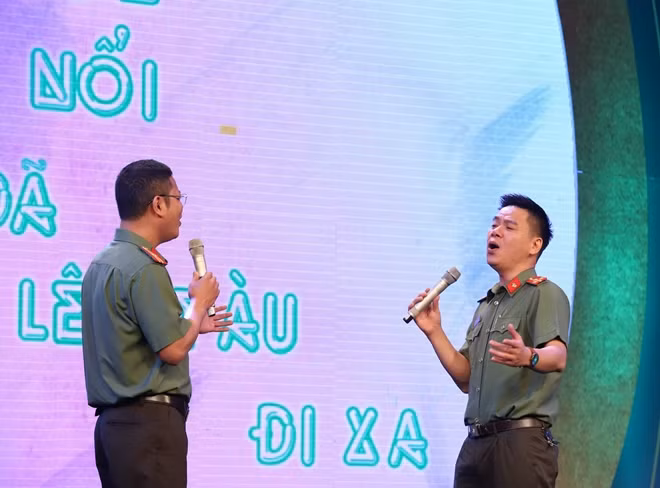 Đồng chí Thiếu tá Trần Đại Chung - Phó Trưởng Ban Biên tập Sách điện tử - Nhà xuất bản CAND, nguyên Bí thư ĐTN Nhà xuất bản CAND cùng đồng chí Thượng úy Nguyễn Công Triện - Cán bộ Ban Chuyên đề - Truyền hình CAND, nguyên Phó Bí thư Đoàn Thanh niên Trung tâm PTTHĐA CAND cùng ôn lại kỉ niệm qua các bài hát gắn liền với những hội thi văn hoá, văn nghệ mà các đồng chí từng tham gia.