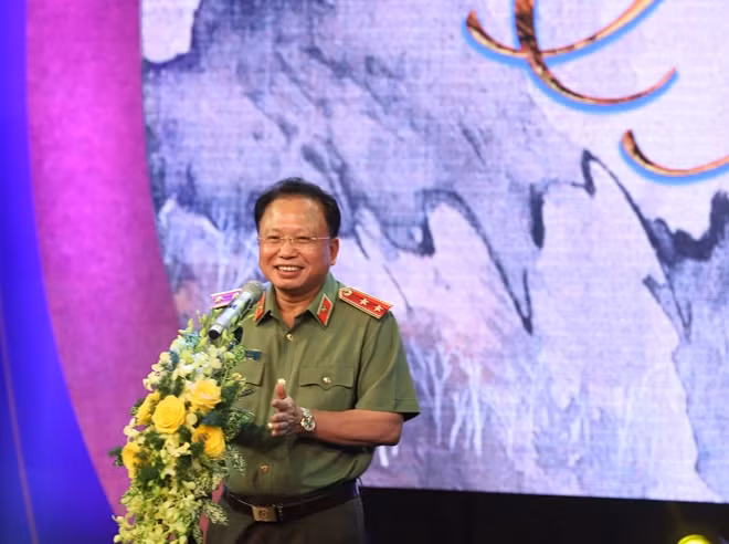 Trung tướng Mai Văn Hà phát biểu tại buổi gặp mặt.