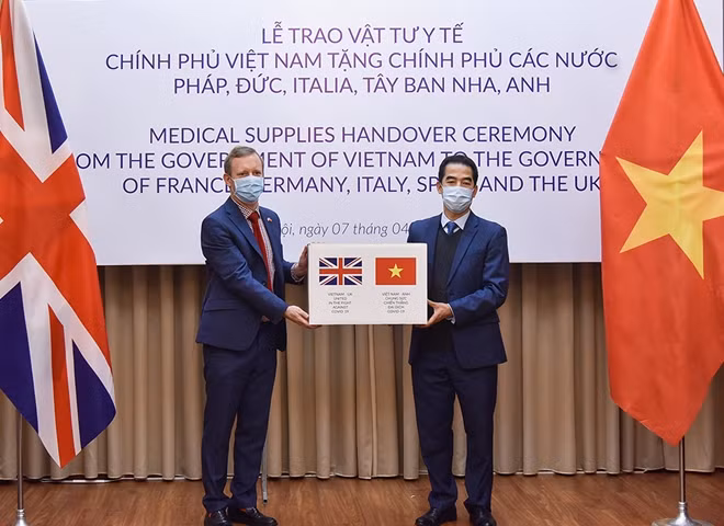 Thứ trưởng Ngoại giao Tô Anh Dũng trao vật tư y tế hỗ trợ cho Chính phủ và nhân dân Anh.