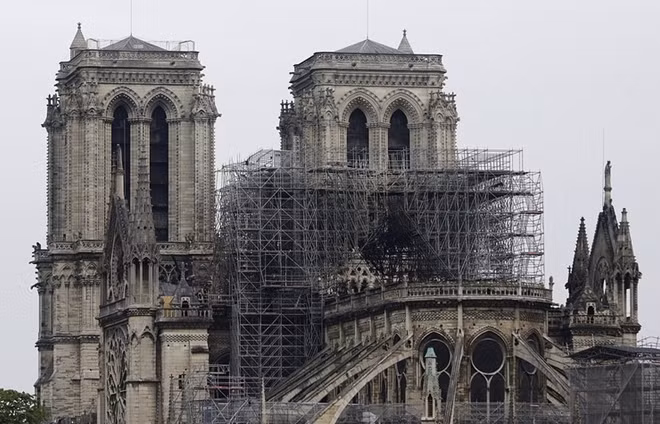 Công tác sửa chữa, tu bổ nhà thờ Đức Bà Paris sau hỏa hoạn vẫn đang được tiến hành. (Ảnh: AP)
