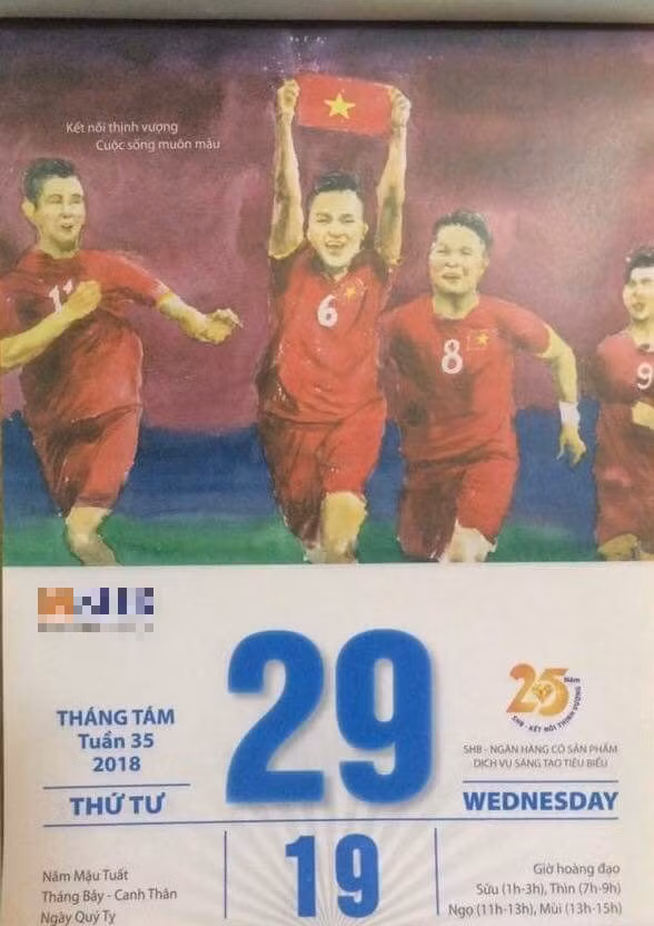 Tờ lịch "tiên tri" của một ngân hàng tiếp tục gây sốt trở lại khi dự đoán các người hùng của Việt Nam sẽ tiếp tục làm nên kỳ tích tại ASIAD 18 năm nay. Trước đó, cuốn lịch này đã làm dậy sóng mạng xã hội khi dự đoán đúng hầu hết các trận của Việt Nam tại VCK U23 Châu Á diễn ra vào đầu năm nay tại Thường Châu (Trung Quốc).