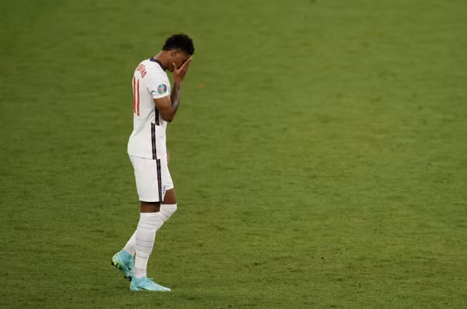 Marcus Rashford ôm mặt thất vọng sau khi thực hiện không thành công cú sút 11m. (Ảnh: Getty)