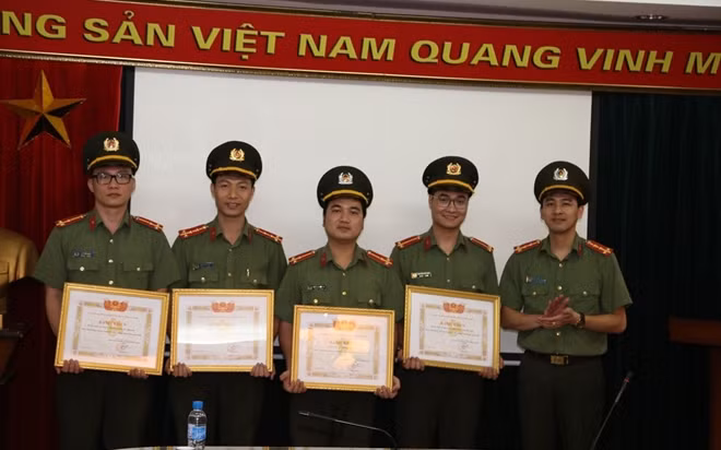 Đại úy Bạch Quốc Tuyên trao Bằng khen cho các tập thể, cá nhân có thành tích xuất sắc trong quý I và Tháng Thanh niên năm 2019.