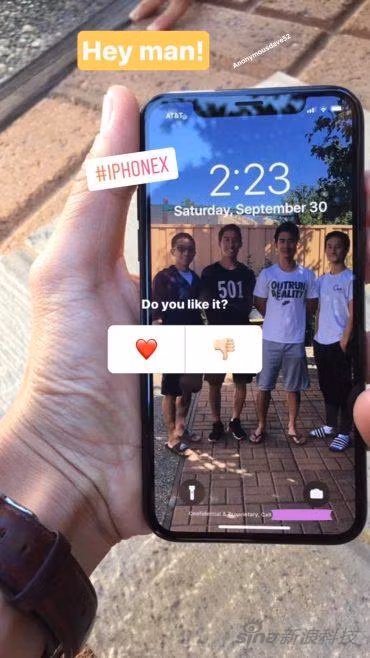 Hình ảnh người dùng cầm trên tay chiếc iPhoneX "bằng xương bằng thịt". (Nguồn: Sina) Hình ảnh người dùng cầm trên tay chiếc iPhoneX "bằng xương bằng thịt". (Nguồn: Sina)