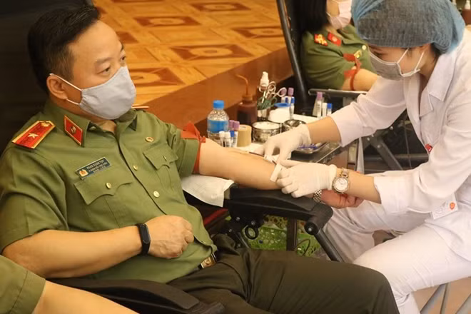Thiếu tướng, PGS. TS Phan Xuân Tuy, Phó Giám đốc Học viện Chính trị CAND tham gia hiến máu.