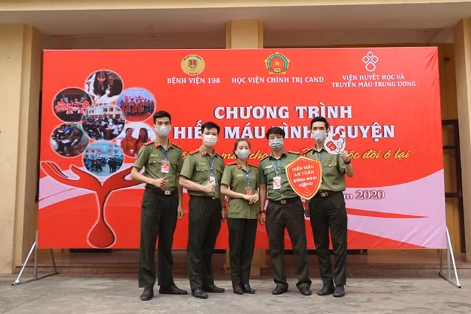 Thông qua chương trình, cán bộ chiến sĩ, học viên Học viện Chính trị CAND có cơ hội tìm hiểu thêm ý nghĩa, tính nhân văn sâu sắc của việc hiến máu nhân đạo.