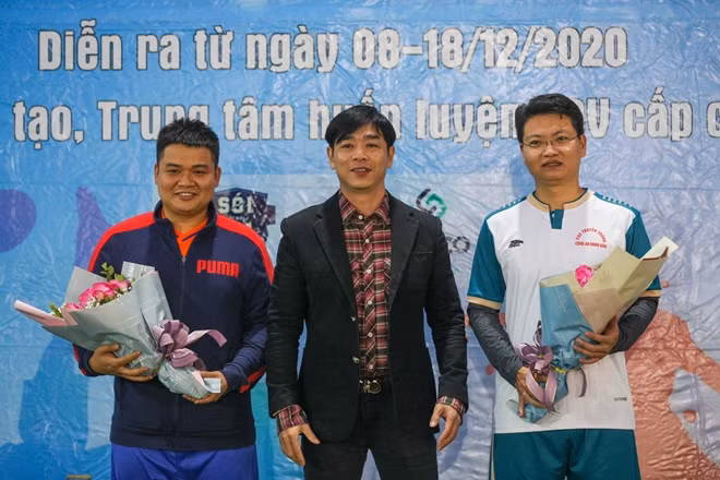 Đại diện nhà tài trợ trao giải cho các đội bóng tham gia giải đấu.