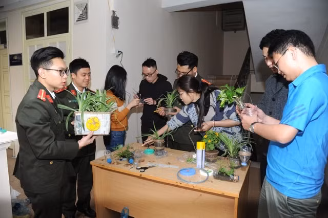 Hoạt động "giải cứu" chai nhựa của tuổi trẻ Nhà xuất bản CAND.