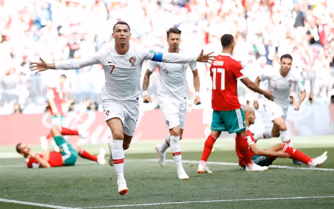 Cristiano Ronaldo đang tiếp tục chiến đấu cho danh hiệu vua phá lưới tại World Cup năm nay. Cristiano Ronaldo đang tiếp tục chiến đấu cho danh hiệu vua phá lưới tại World Cup năm nay.