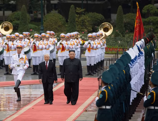 Lãnh đạo hai nước duyệt đội danh dự. Chuyến thăm của Chủ tịch Kim Jong-un đánh dấu lần thứ hai một nhà lãnh đạo cao cấp nhất của Triều Tiên thăm chính thức Việt Nam.