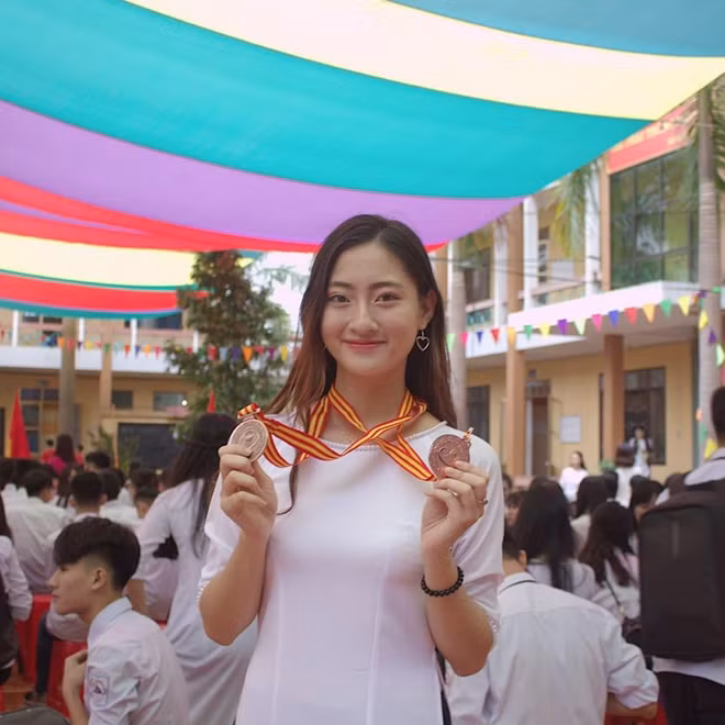 Tân Hoa hậu Thế giới Việt Nam 2019 Lương Thùy Linh sinh năm 2000 tại Cao Bằng. Cô hiện đang là sinh viên năm hai Đại học Ngoại thương. Những năm cấp 3, Thùy Linh theo học tại lớp chuyên Toán, trường THPT Chuyên Cao Bằng. Trong suốt 12 năm học, cô đều đạt danh hiệu học sinh giỏi và nhiều thành tích học tập đáng nể.